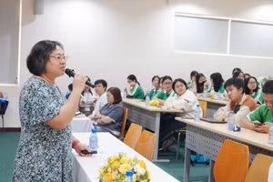 ThS Đỗ Hoàng Nga trình bày chuyên đề "Ứng dụng công nghệ trong việc học các kỹ năng tiếng Anh". Ảnh: Bùi Diễn.