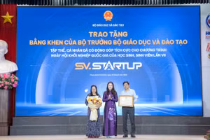 Bộ GD&ĐT trao tặng Bằng khen cho tập thể nhà trường vì đã có đóng góp tích cực cho chương trình SV Startup 2025. Ảnh: HCMUTE