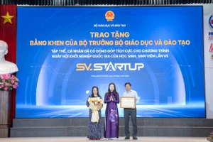 Bộ GD&ĐT trao tặng Bằng khen cho tập thể nhà trường vì đã có đóng góp tích cực cho chương trình SV Startup 2025. Ảnh: HCMUTE