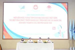 Ông Nguyễn Trọng Nghĩa cùng các đại biểu chủ trì phiên thảo luận tại hội thảo. Ảnh: ĐHQG TPHCM.