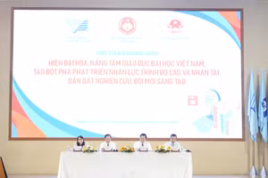 Ông Nguyễn Trọng Nghĩa cùng các đại biểu chủ trì phiên thảo luận tại hội thảo. Ảnh: ĐHQG TPHCM.