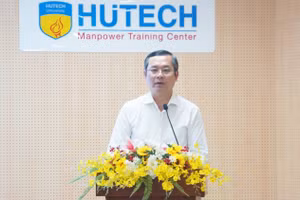 Thứ trưởng Bộ GD&ĐT Nguyễn Văn Phúc phát biểu chỉ đạo tại hội nghị. Ảnh: Mạnh Tùng