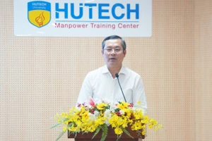 Thứ trưởng Bộ GD&ĐT Nguyễn Văn Phúc phát biểu chỉ đạo tại hội nghị. Ảnh: Mạnh Tùng