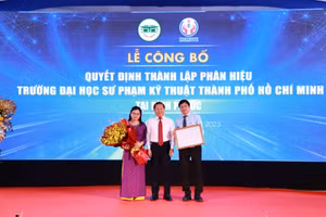 Thứ trưởng Bộ GD&ĐT Lê Tấn Dũng (giữa) trao quyết định thành lập Phân hiệu Trường Đại học Sư phạm Kỹ thuật TPHCM tại Bình Phước cho lãnh đạo nhà trường. Ảnh: HCMUTE 