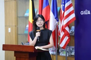 La Thị Như Muội, sinh viên năm cuối ngành Kinh tế học, Trường Đại học Fulbright Việt Nam chia sẻ câu chuyện tại lễ ký kết. Ảnh: Mạnh Tùng