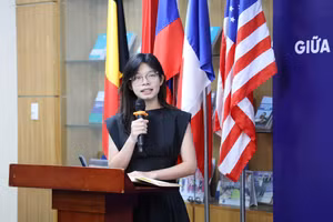 La Thị Như Muội, sinh viên năm cuối ngành Kinh tế học, Trường Đại học Fulbright Việt Nam chia sẻ câu chuyện tại lễ ký kết. Ảnh: Mạnh Tùng