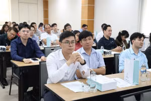 Các nhà khoa học trong buổi gặp mặt giữa lãnh đạo Đại học Quốc gia TPHCM và chương trình VNU350. Ảnh: Khắc Hiếu
