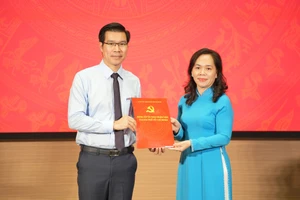PGS.TS Trần Trọng Đạo, Hiệu trưởng Trường Đại học Tôn Đức Thắng (trái) nhận Quyết định chỉ định Bí thư Đảng ủy Trường Đại học Tôn Đức Thắng nhiệm kỳ 2025-2030.
