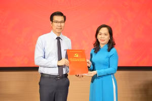 PGS.TS Trần Trọng Đạo, Hiệu trưởng Trường Đại học Tôn Đức Thắng (trái) nhận Quyết định chỉ định Bí thư Đảng ủy Trường Đại học Tôn Đức Thắng nhiệm kỳ 2025-2030.