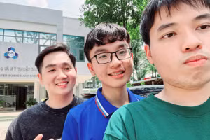 Hạo Thiên (ngoài cùng bên phải) cùng hai người bạn học cùng THPT, học chung ngành tại Trường Đại học Bách khoa (Đại học Quốc gia TPHCM). Ảnh: NVCC