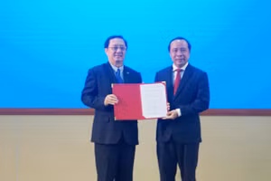 Bộ trưởng Bộ Khoa học và Công nghệ Huỳnh Thành Đạt (trái) trao quyết định của Thủ tướng Chính phủ về việc thành lập Trường Đại học Khoa học Sức khỏe. (Ảnh: Mạnh Tùng)