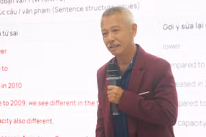 GS Trương Nguyện Thành (Đại học Utah, Mỹ) nói chuyện về lợi ích của trí tuệ nhân tạo (AI) trong giáo dục hiện đại. Ảnh: Lê Mạnh