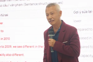 GS Trương Nguyện Thành (Đại học Utah, Mỹ) nói chuyện về lợi ích của trí tuệ nhân tạo (AI) trong giáo dục hiện đại. Ảnh: Lê Mạnh