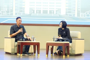 Ông Gita Wirjawan (trái) trong buổi giao lưu với sinh viên, học sinh của Đại học Quốc gia TPHCM. Ảnh: Khắc Hiếu