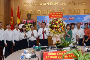 Lãnh đạo tỉnh Đồng Nai tặng hoa chúc mừng Sở GD&ĐT nhân kỷ niệm 42 năm Ngày Nhà giáo Việt Nam 20/11. Ảnh: H.P