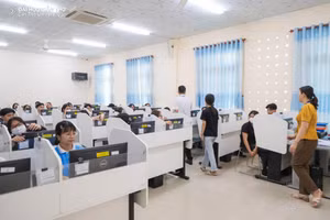 Thí sinh dự kỳ thi đánh giá năng lực trên máy tính V-SAT 2025 tại Đại học Cần Thơ. Ảnh: CTU