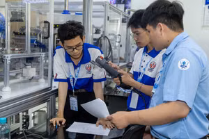 Các đội thi đấu tại vòng chung kết cuộc thi Yaskawa Robotic and Motion Challenge 2026 (YRMC 2026). Ảnh: UTE TV.
