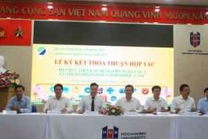 Đại diện các trường đại học tham gia ký kết thỏa thuận. Ảnh: Mạnh Tùng