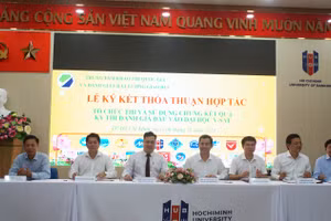 Đại diện các trường đại học tham gia ký kết thỏa thuận. Ảnh: Mạnh Tùng