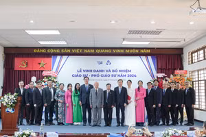 Trường ĐH Bách khoa vinh danh và bổ nhiệm cho 2 Giáo sư và 12 Phó Giáo sư. Ảnh: M.Q