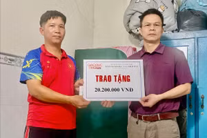 Ông Trần Mạnh Thường (phải) trao tiền ủng hộ cho cha bé gái. Ảnh: Thường Quân.