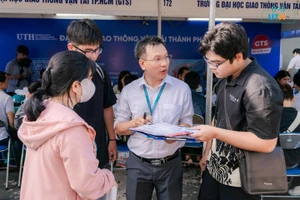 Chuyên gia Trường Đại học Giao thông vận tải TPHCM tư vấn tuyển sinh. Ảnh: UTH