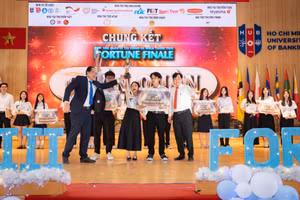 Đội đoạt giải nhất cuộc thi "Nhà quản lý tài chính cá nhân thông thái" lần thứ ba. Ảnh: HUB