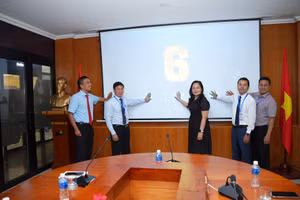 Lãnh đạo Trường Đại học Công Thương TPHCM trong nghi thức ra mắt HUIT Chatbot AI - trợ lý ảo tuyển sinh. Ảnh: V.V