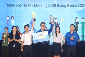 Trao thưởng cho đội đoạt giải nhất cuộc thi Olympic tiếng Anh dành cho cán bộ trẻ lần thứ VI. Ảnh: N.T