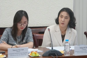 Bà Choi Sang Ah, Lãnh sự Tổng Lãnh sự quán Hàn Quốc tại TPHCM trao đổi tại buổi lễ. Ảnh: Mạnh Tùng.