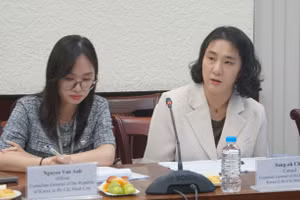 Bà Choi Sang Ah, Lãnh sự Tổng Lãnh sự quán Hàn Quốc tại TPHCM trao đổi tại buổi lễ. Ảnh: Mạnh Tùng.