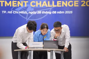 Các đội thảo luận trong các vòng thi của gala chung kết Investment Challenge - IC 2025.