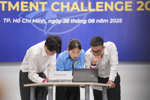 Các đội thảo luận trong các vòng thi của gala chung kết Investment Challenge - IC 2025.