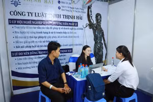 Đa dạng các hoạt động định hướng nghề nghiệp, tư vấn diễn ra tại Ulaw Career Day lần thứ nhất năm 2025. Ảnh: ULAW