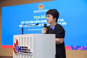 PGS.TS Nguyễn Thu Thủy, Vụ trưởng Vụ Giáo dục Đại học (Bộ GD&ĐT) phát biểu khai mạc tọa đàm. Ảnh: IUH