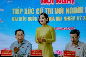 Bà Trần Thị Kim Oanh (giữa) tại hội nghị tiếp xúc cử tri với người ứng cử Đại biểu Quốc hội khóa XVI, phường Cát Lái (TPHCM), sáng 12/3. Ảnh: NVCC.