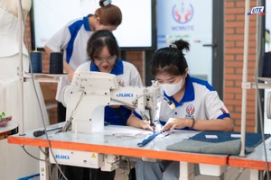 Học sinh trải nghiệm môi trường học tập tại Trường Đại học Sư phạm Kỹ thuật TPHCM. Ảnh: HCMUTE