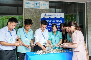 Cán bộ, viên chức, người lao động, sinh viên Trường Đại học Công Thương TPHCM quyên góp hỗ trợ đồng bào miền Bắc. Ảnh: HUIT