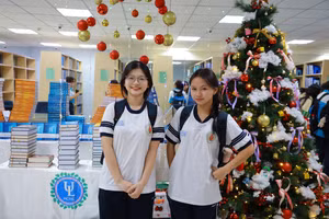 Học sinh tìm hiểu thông tin tuyển sinh tại Trường Đại học Luật TPHCM năm 2025. Ảnh: ULAW