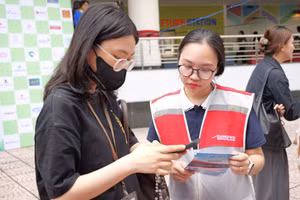 Sinh viên tìm hiểu thông tin việc làm tại ngày hội tuyển dụng và kết nối doanh nghiệp lần 2 năm 2025 (TDTU Career Fair 2025).