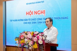 Ông Hoàng Đức Minh, Vụ trưởng Vụ Học sinh, sinh viên (Bộ GD&ĐT) phát biểu tại hội nghị.