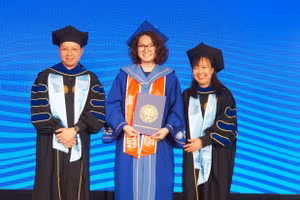 Tân cử nhân Trường Đại học Fulbright Việt Nam nhận bằng tốt nghiệp vào ngày 13/6. Ảnh: Mạnh Tùng.