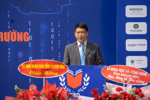 Hiệu trưởng Đào Văn Đông phát biểu diễn văn tại buổi lễ. Ảnh: TBD