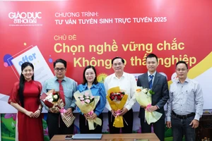 Nhà báo Nguyễn Anh Tú - Phụ trách Cơ quan thường trú báo Giáo dục và Thời đại tại TPHCM gửi lời cảm ơn và tặng hoa đến các chuyên gia tham gia chương trình. Ảnh: P.V