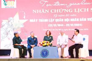 Các cựu chiến binh, cựu quân nhân chia sẻ những câu chuyện đầy kỷ niệm, hào hùng về một trang sử vẻ vang của dân tộc. Ảnh: T.A