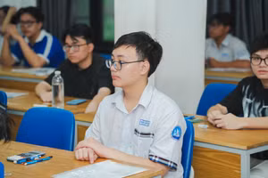 Thí sinh dự thi Đánh giá năng lực do Đại học Quốc gia TPHCM tổ chức năm 2025. Ảnh: HUIT