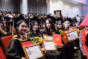 Các tân cử nhân, kỹ sư, kiến trúc sư, dược sĩ tại lễ tốt nghiệp tháng 5/2025 của Trường Đại học Tôn Đức Thắng. Ảnh: TDTU