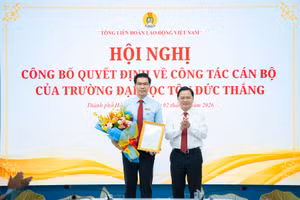 PGS.TS. Trần Trọng Đạo (trái) nhận quyết định bổ nhiệm Hiệu trưởng Trường Đại học Tôn Đức Thắng.