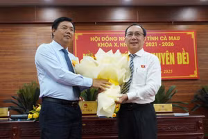 Ông Nguyễn Tiến Hải, Bí thư Tỉnh ủy Kiên Giang, Nguyên Bí thư Tỉnh ủy, Chủ tịch HĐND tỉnh Cà Mau tặng hoa chúc mừng ông Phan Hoàng Vũ được bầu giữ chức Phó Chủ tịch HĐND tỉnh.