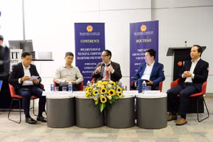 Phiên thảo luận tại hội thảo Triển khai khung năng lực số cho sinh viên - Kinh nghiệm quốc tế và thực tiễn Việt Nam. Ảnh: Mạnh Tùng